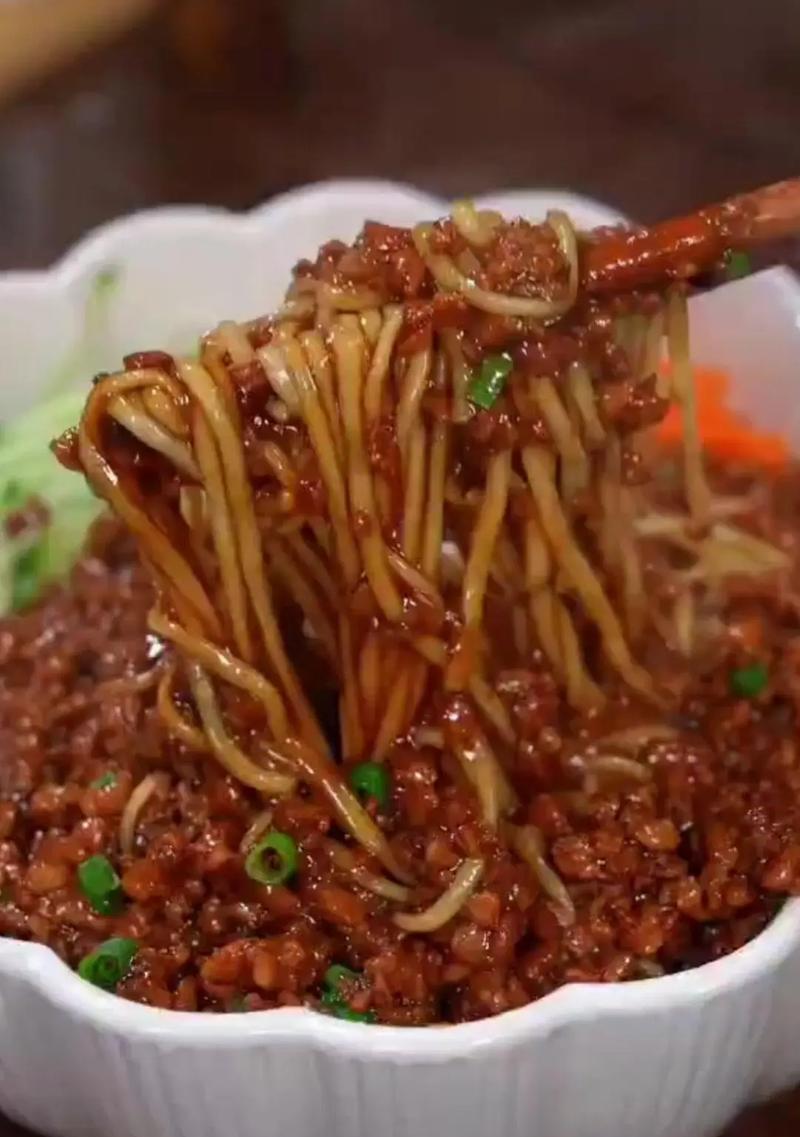 手把手教你制作正宗炸酱面（传承美食文化，品尝中国味道）